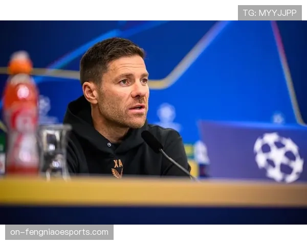 特写镜头：勒沃库森主帅阿隆索在场边冷静绘制战术草图